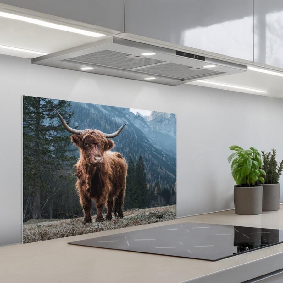 KitchenYeah Spatscherm 70x55 cm Zelfklevende achterwand Schotse hooglander Berg Landschap Bomen Koe Natuur Keuken muurbeschermer Spatwand fornuis