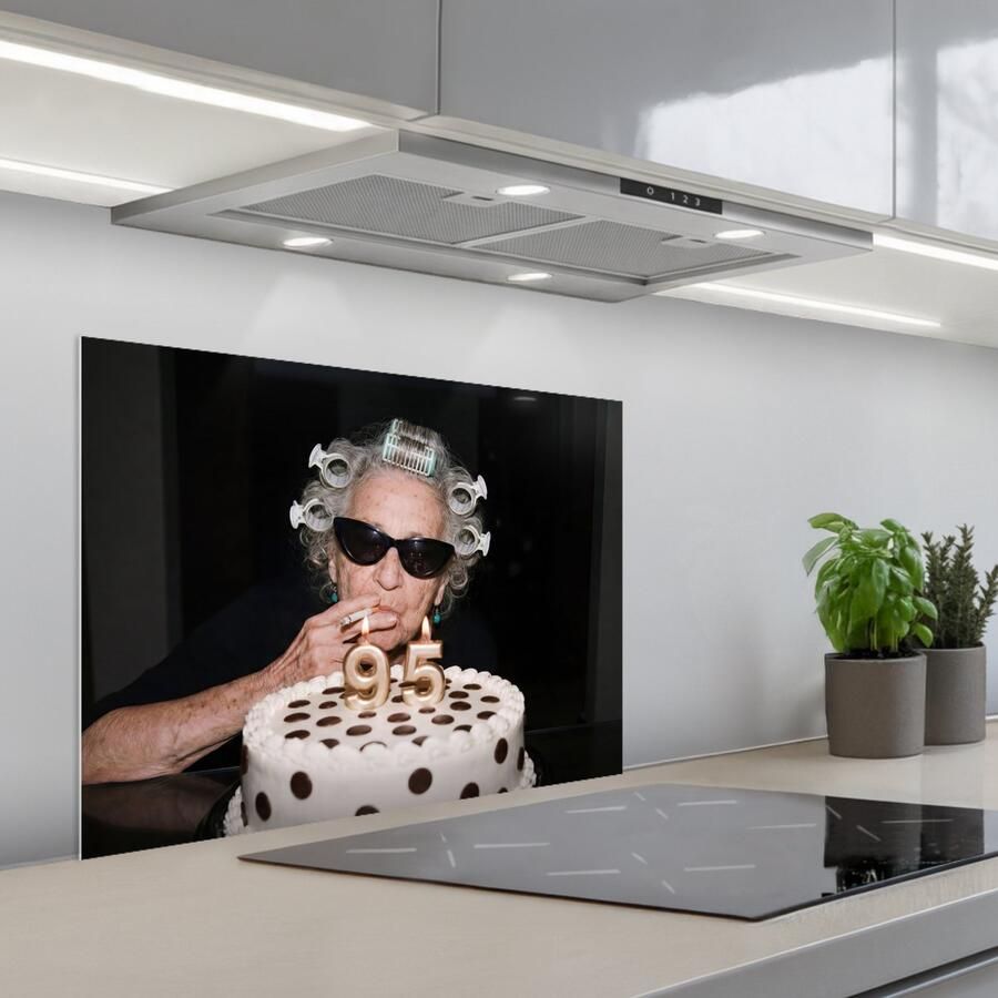 KitchenYeah Spatscherm 70x50 cm Zelfklevende achterwand Verjaardag Krulspeld Oma Keuken muurbeschermer Spatwand fornuis