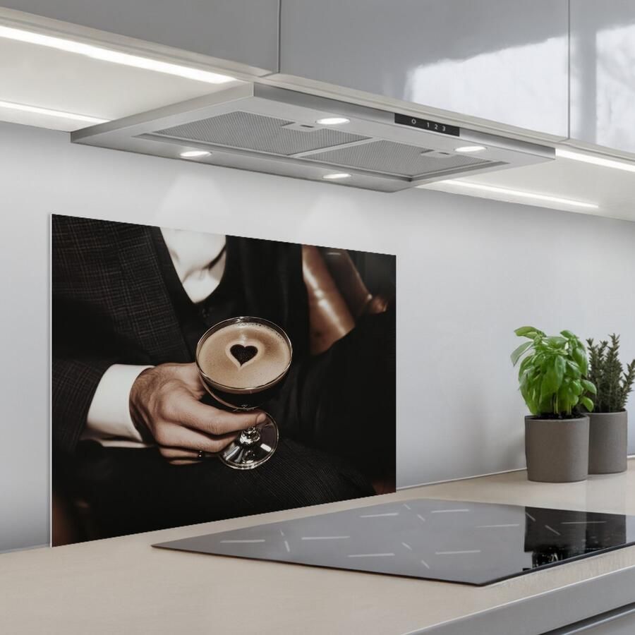 KitchenYeah Spatscherm 70x50 cm Zelfklevende achterwand Hartje Cocktail Espresso Martini Hand Keuken muurbeschermer Spatwand fornuis