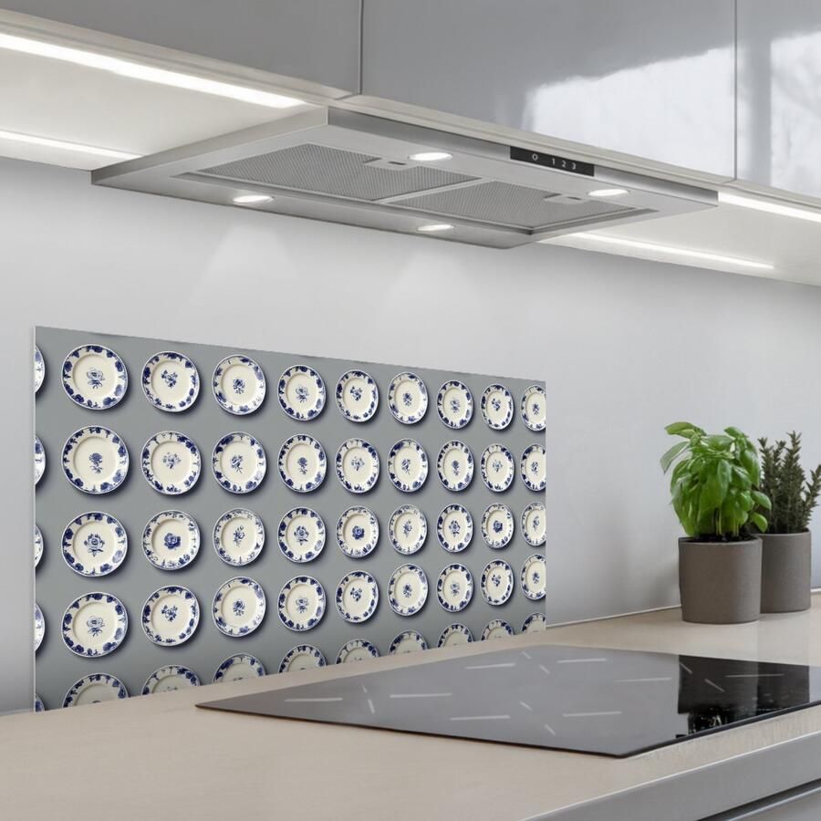 KitchenYeah Spatscherm 80x40 cm Zelfklevende achterwand Borden Bloemen Blauw Wit Keuken muurbeschermer Spatwand fornuis