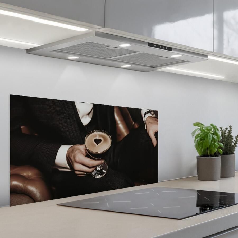 KitchenYeah Spatscherm 90x45 cm Zelfklevende achterwand Hartje Cocktail Espresso Martini Hand Keuken muurbeschermer Spatwand fornuis