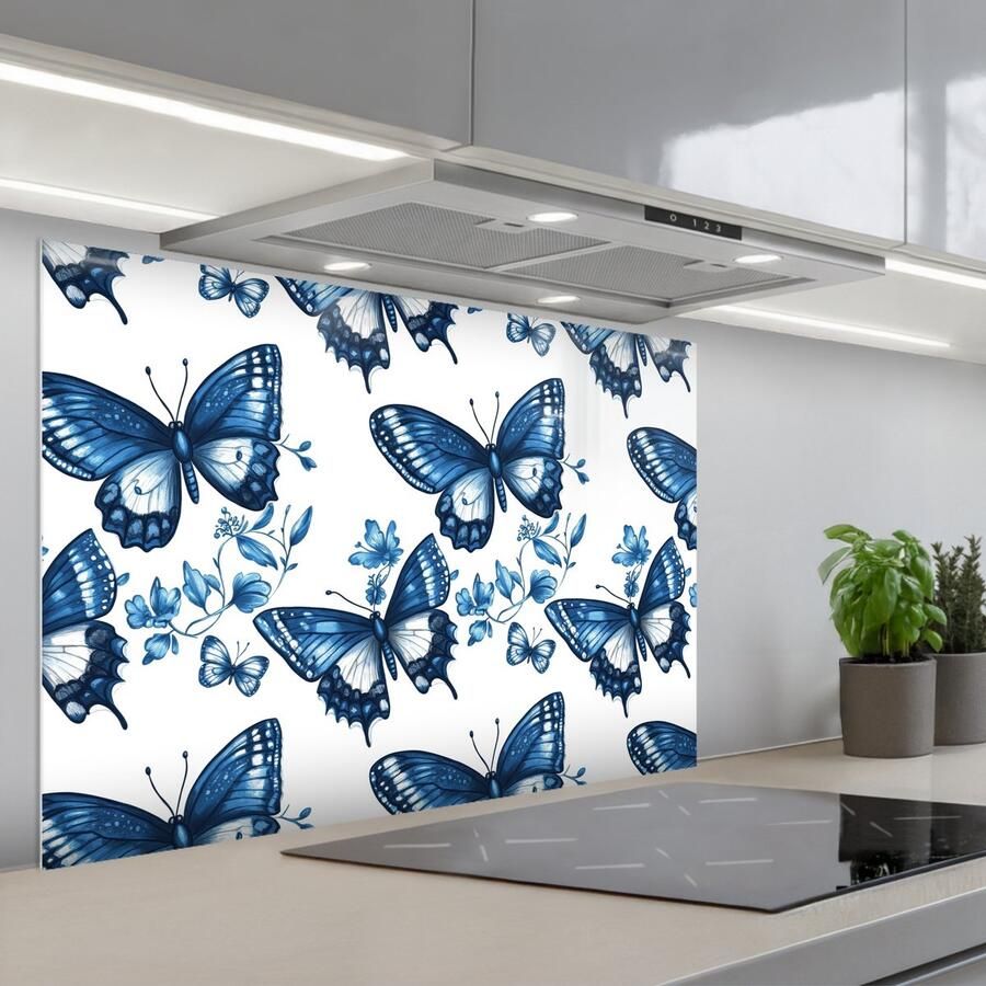 KitchenYeah Spatscherm 90x60 cm Zelfklevende achterwand Blauw Vlinders Bloemen Wit Keuken muurbeschermer Spatwand fornuis