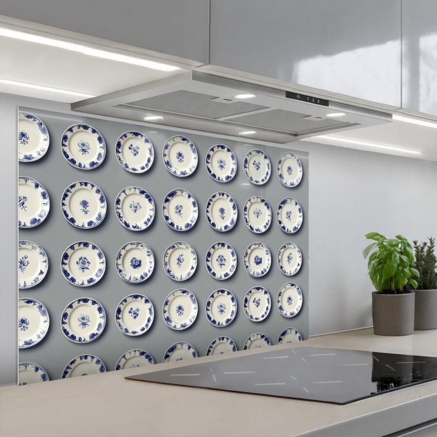 KitchenYeah Spatscherm 90x60 cm Zelfklevende achterwand Borden Bloemen Blauw Wit Keuken muurbeschermer Spatwand fornuis