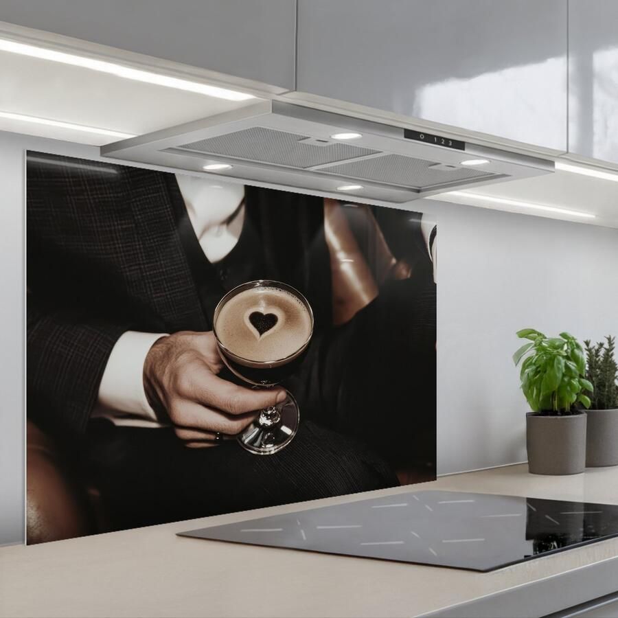 KitchenYeah Spatscherm 90x60 cm Zelfklevende achterwand Hartje Cocktail Espresso Martini Hand Keuken muurbeschermer Spatwand fornuis