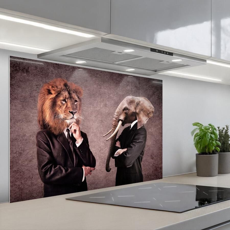 KitchenYeah Spatscherm 90x60 cm Zelfklevende achterwand Olifant Leeuw Dieren Portret Surrealisme Bruin Pak Zwart Keuken muurbeschermer Spatwand fornuis