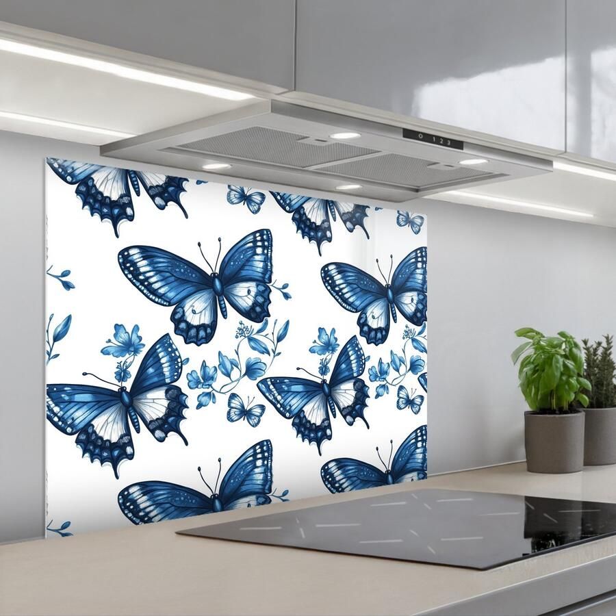 KitchenYeah Spatscherm 90x70 cm Zelfklevende achterwand Blauw Vlinders Bloemen Wit Keuken muurbeschermer Spatwand fornuis