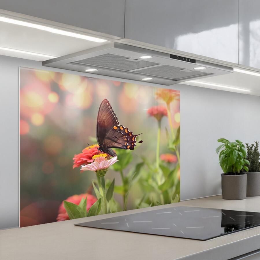 KitchenYeah Spatscherm 80x60 cm Zelfklevende achterwand Bloemen Vlinder Natuur Bloem Keuken muurbeschermer Spatwand fornuis