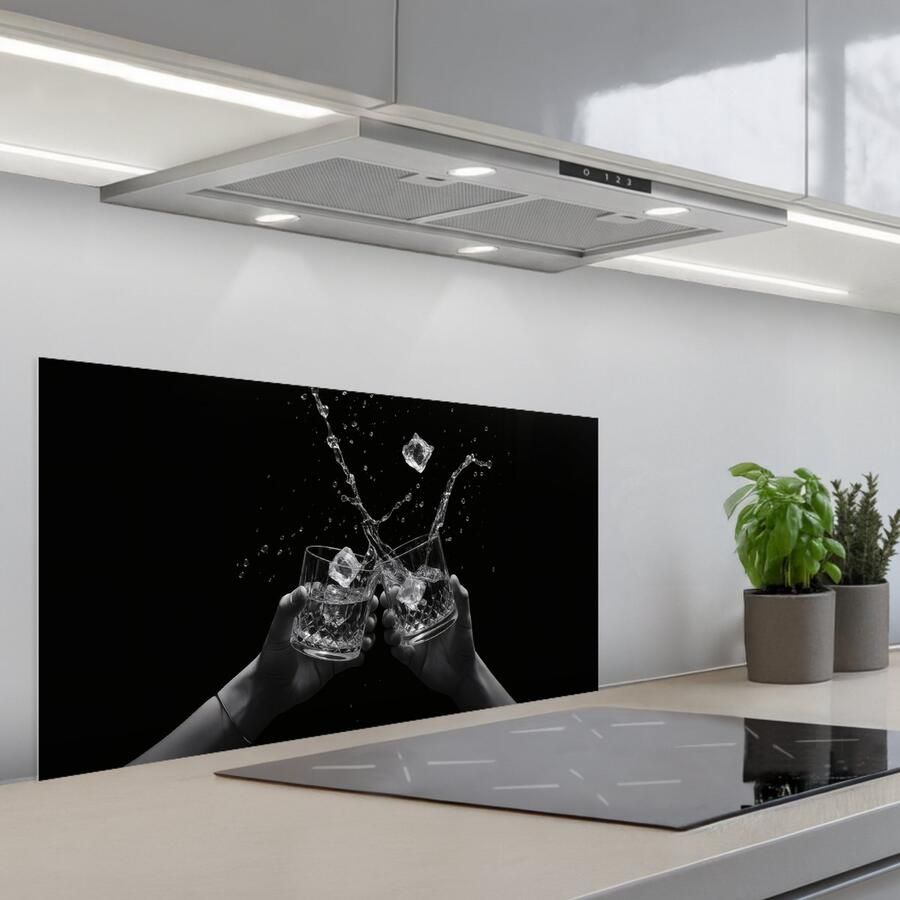 KitchenYeah Spatscherm 80x40 cm Zelfklevende achterwand Whiskyglazen Ijs Spetters Zwart Keuken muurbeschermer Spatwand fornuis