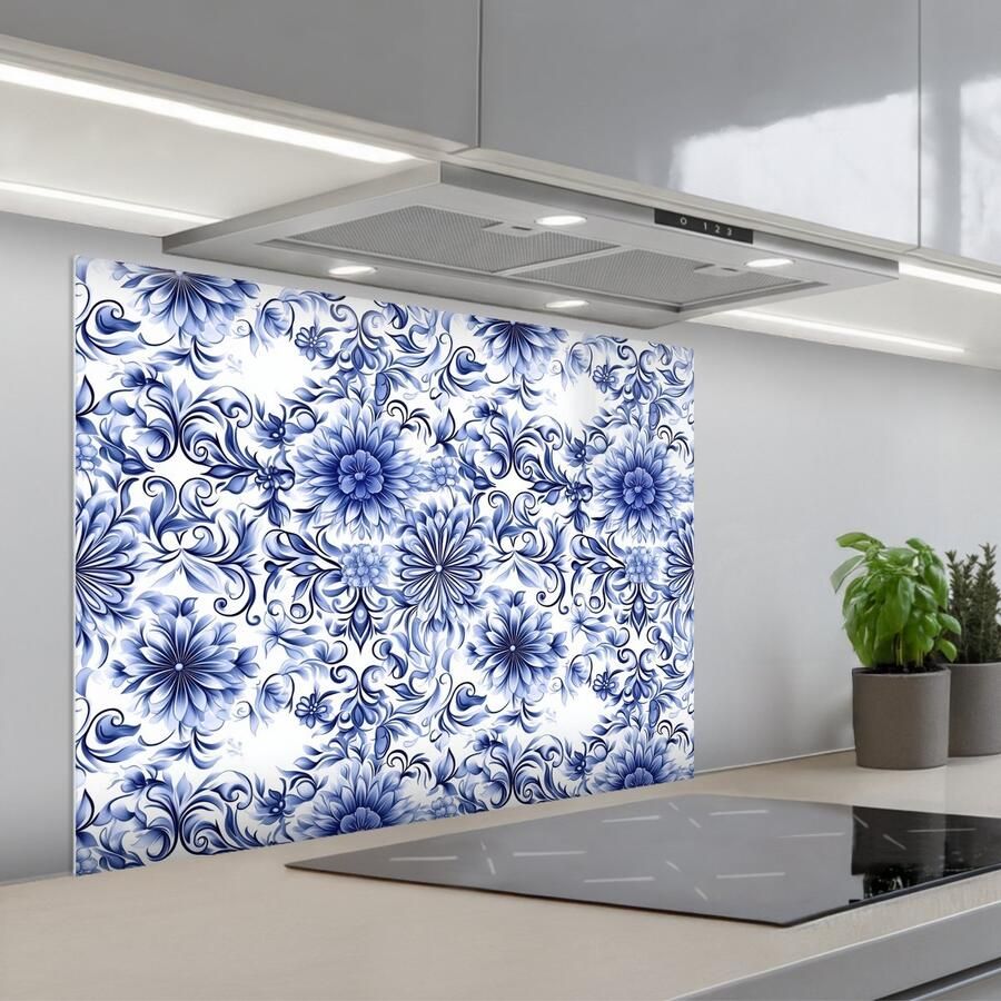 KitchenYeah Spatscherm 90x70 cm Zelfklevende achterwand Bloemen Blauw Patroon Wit Keuken muurbeschermer Spatwand fornuis