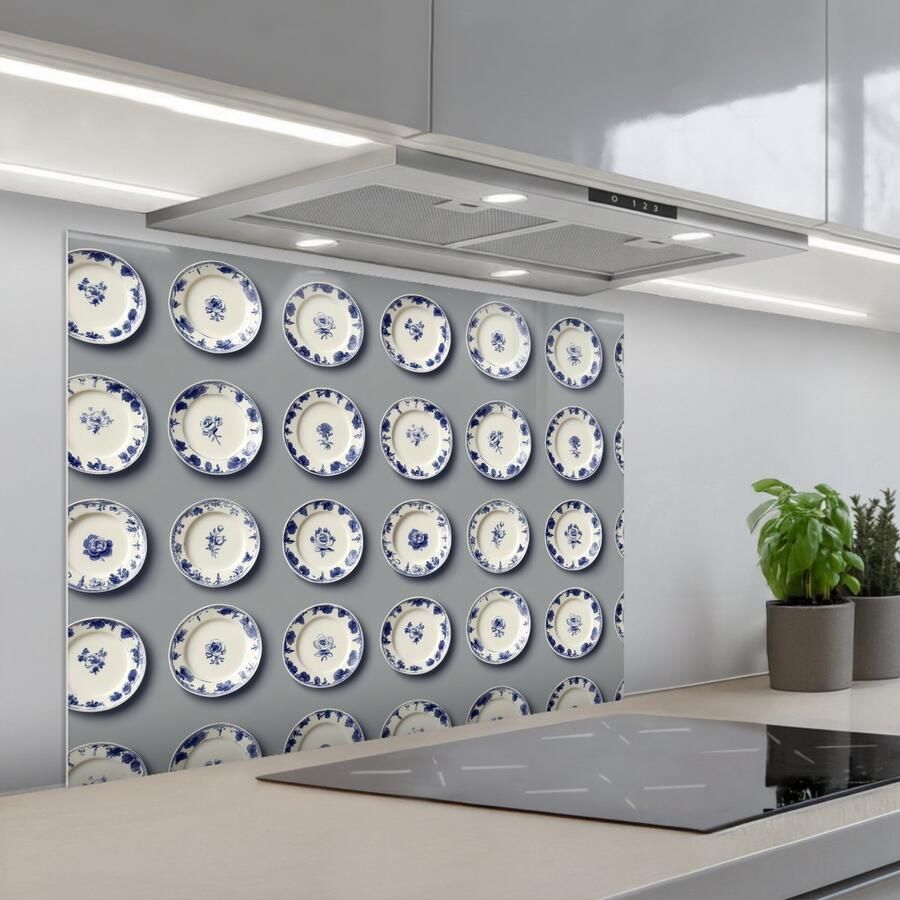 KitchenYeah Spatscherm 80x60 cm Zelfklevende achterwand Borden Bloemen Blauw Wit Keuken muurbeschermer Spatwand fornuis