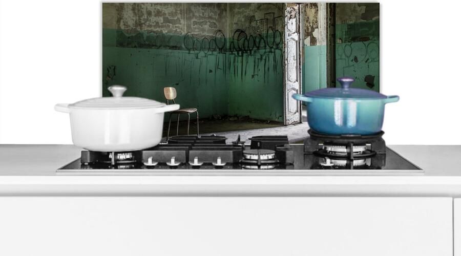 KitchenYeah Spatscherm keuken 70x30 cm Kookplaat achterwand Stoel Steen Deur Architectuur Muurbeschermer Spatwand fornuis Hoogwaardig aluminium