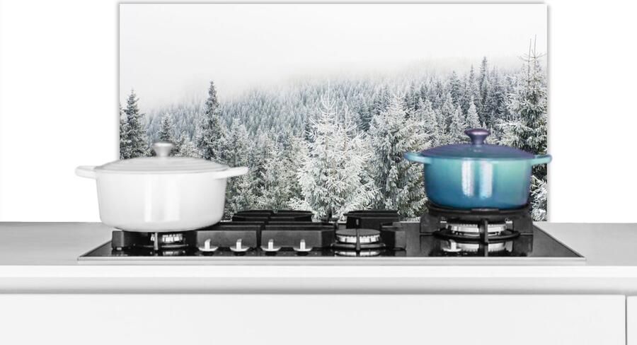 KitchenYeah Spatscherm keuken 90x45 cm Kookplaat achterwand Bos Sneeuw Winter Seizoenen Dennenboom Muurbeschermer Spatwand fornuis Hoogwaardig aluminium