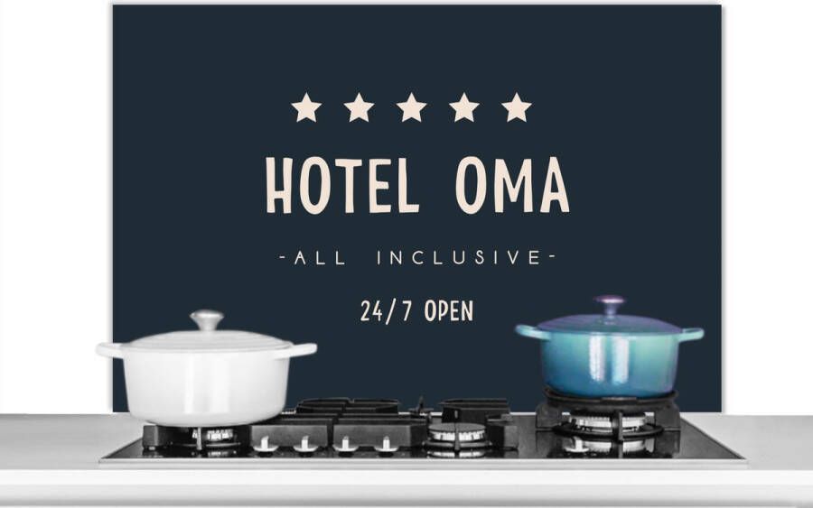 KitchenYeah Spatscherm keuken 100x65 cm Kookplaat achterwand Hotel oma all inclusive 24 7 open Spreuken Quotes Oma Muurbeschermer Spatwand fornuis Hoogwaardig aluminium