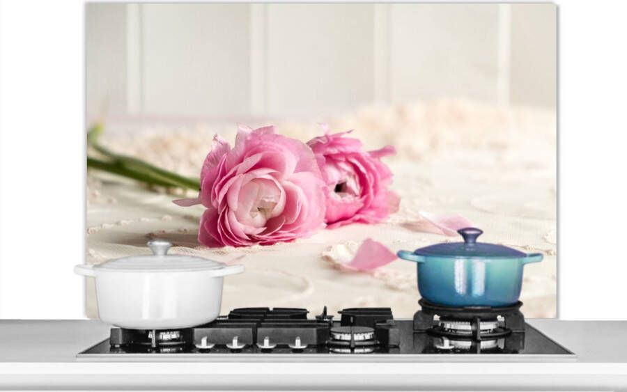 KitchenYeah Spatscherm keuken 100x65 cm Kookplaat achterwand Roze ranonkel bloemen op een tafel Muurbeschermer Spatwand fornuis Hoogwaardig aluminium