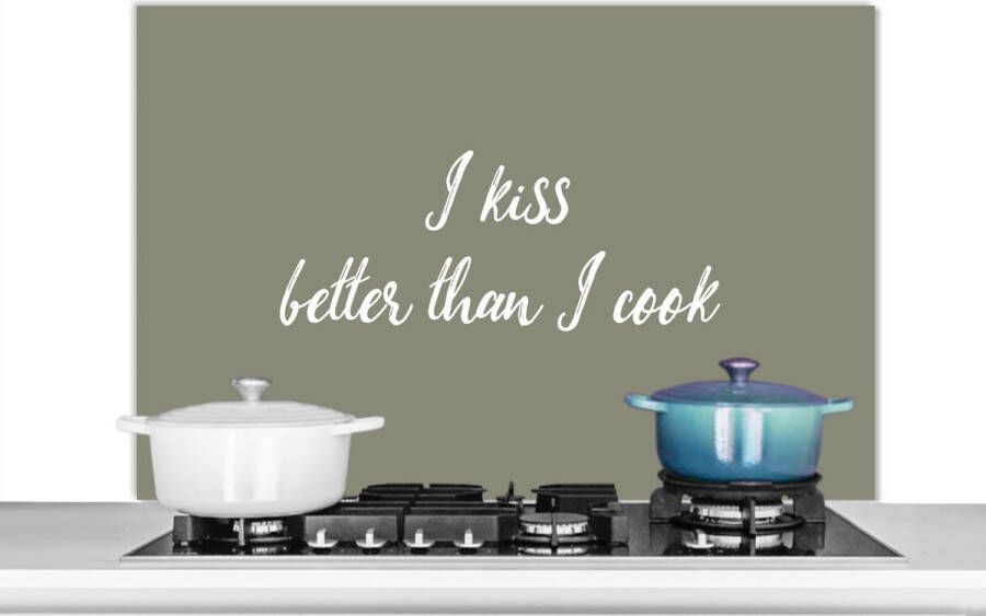 KitchenYeah Spatscherm keuken 100x65 cm Kookplaat achterwand Spreuken I kiss better than I cook Kus Quotes Muurbeschermer Spatwand fornuis Hoogwaardig aluminium