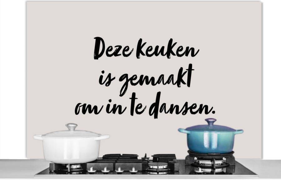KitchenYeah Spatscherm keuken 120x80 cm Kookplaat achterwand Deze keuken is gemaakt om in te dansen Taupe Quote Muurbeschermer Spatwand fornuis Hoogwaardig aluminium