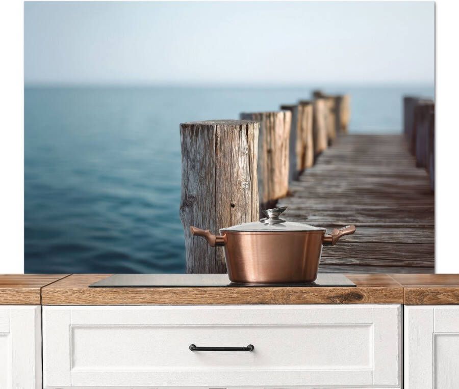 KitchenYeah Spatscherm keuken 120x80 cm Kookplaat achterwand Houten steiger Helderblauwe lucht Muurbeschermer Spatwand fornuis Hoogwaardig aluminium