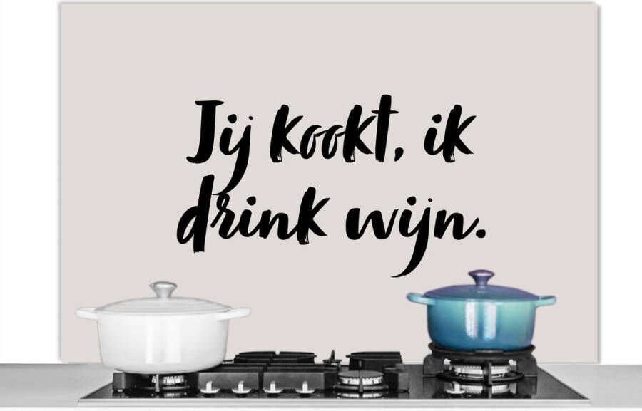 KitchenYeah Spatscherm keuken 120x80 cm Kookplaat achterwand Jij kookt ik drink wijn Taupe Quote Muurbeschermer Spatwand fornuis Hoogwaardig aluminium