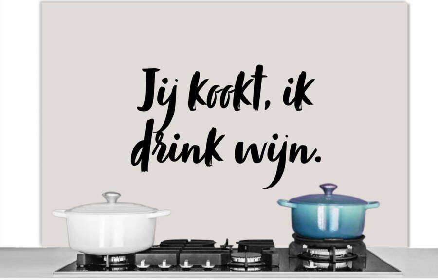 KitchenYeah Spatscherm keuken 120x80 cm Kookplaat achterwand Jij kookt ik drink wijn Taupe Quote Muurbeschermer Spatwand fornuis Hoogwaardig aluminium