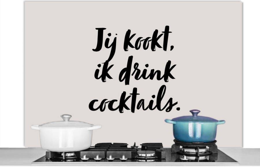 KitchenYeah Spatscherm keuken 120x80 cm Kookplaat achterwand Taupe Quote Jij kookt ik drink cocktails Muurbeschermer Spatwand fornuis Hoogwaardig aluminium