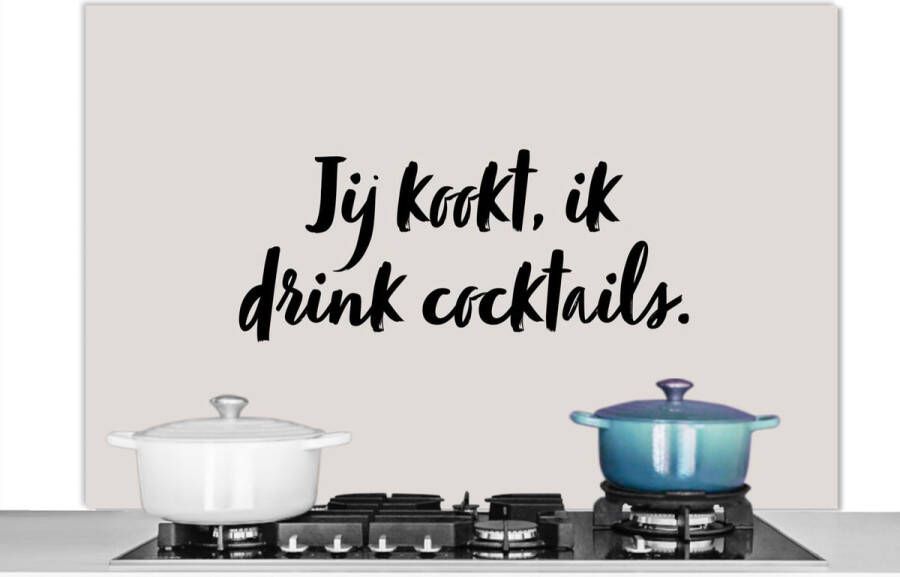 KitchenYeah Spatscherm keuken 120x80 cm Kookplaat achterwand Taupe Quote Jij kookt ik drink cocktails Muurbeschermer Spatwand fornuis Hoogwaardig aluminium