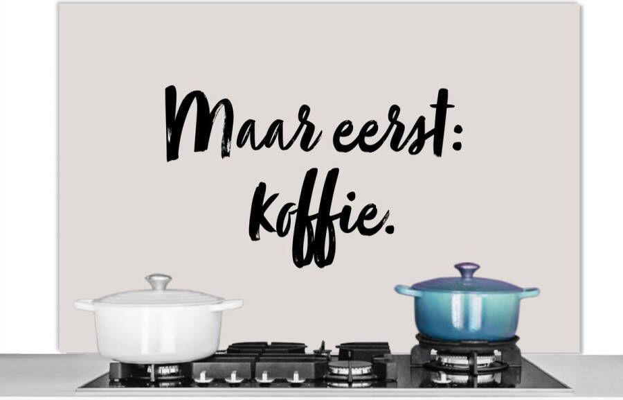 KitchenYeah Spatscherm keuken 120x80 cm Kookplaat achterwand Taupe Quote Maar eerst koffie Muurbeschermer Spatwand fornuis Hoogwaardig aluminium