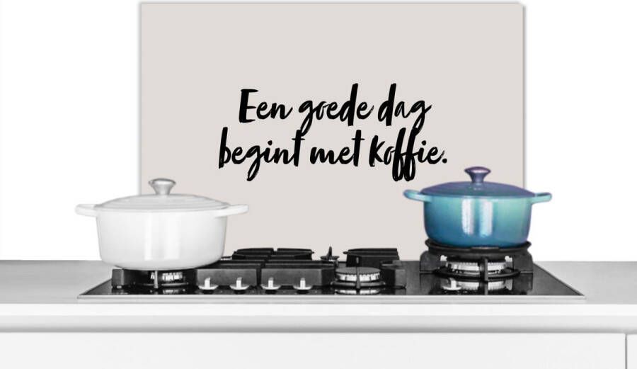 KitchenYeah Spatscherm keuken 60x40 cm Kookplaat achterwand Een goede dag begint met koffie Quote Taupe Muurbeschermer Spatwand fornuis Hoogwaardig aluminium
