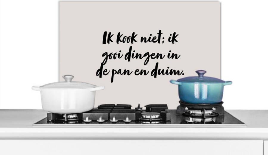 KitchenYeah Spatscherm keuken 60x40 cm Kookplaat achterwand Ik kook niet; ik gooi dingen in de pan en duim Taupe Quote Muurbeschermer Spatwand fornuis Hoogwaardig aluminium