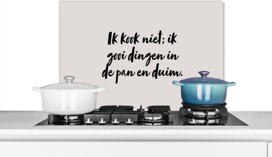 KitchenYeah Spatscherm keuken 60x40 cm Kookplaat achterwand Ik kook niet; ik gooi dingen in de pan en duim Taupe Quote Muurbeschermer Spatwand fornuis Hoogwaardig aluminium