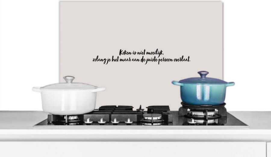 KitchenYeah Spatscherm keuken 60x40 cm Kookplaat achterwand Quote Koken is niet moeilijk Taupe Muurbeschermer Spatwand fornuis Hoogwaardig aluminium