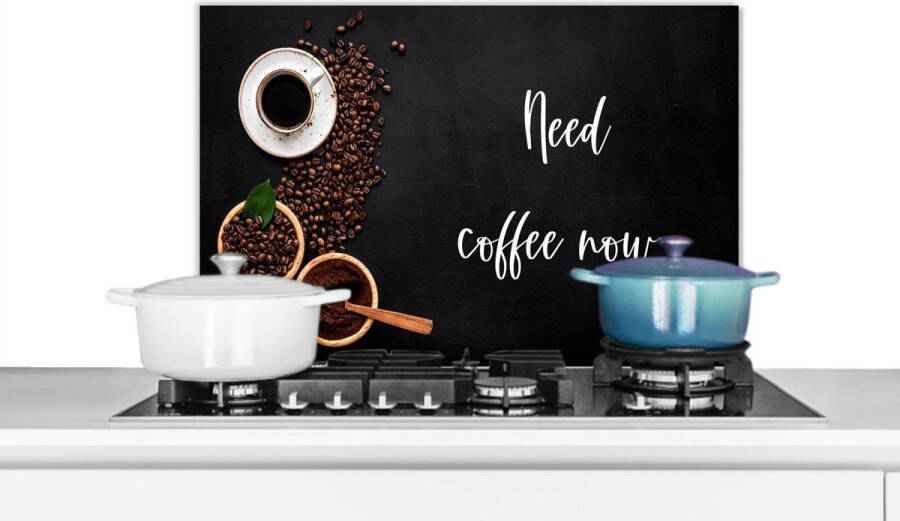 KitchenYeah Spatscherm keuken 60x40 cm Kookplaat achterwand Quotes Koffie Spreuken Need coffee now. Muurbeschermer Spatwand fornuis Hoogwaardig aluminium
