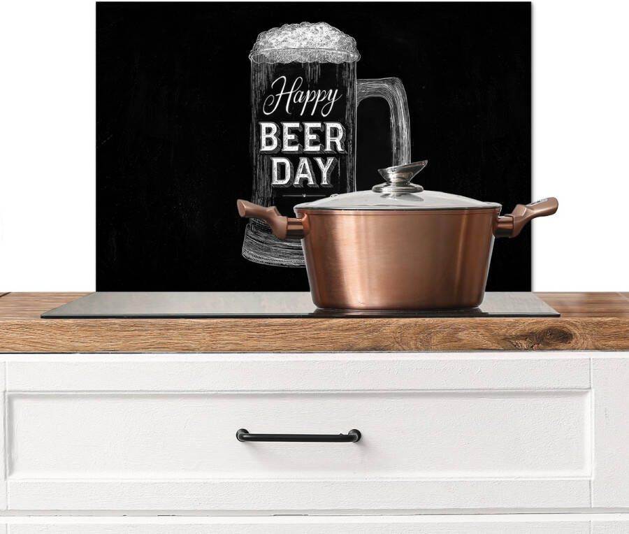 KitchenYeah Spatscherm keuken 70x50 cm Kookplaat achterwand Bierpul Witte krijtletters Happy beer day Muurbeschermer Spatwand fornuis Hoogwaardig aluminium