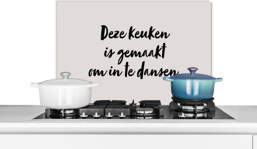 KitchenYeah Spatscherm keuken 70x50 cm Kookplaat achterwand Deze keuken is gemaakt om in te dansen Taupe Quote Muurbeschermer Spatwand fornuis Hoogwaardig aluminium
