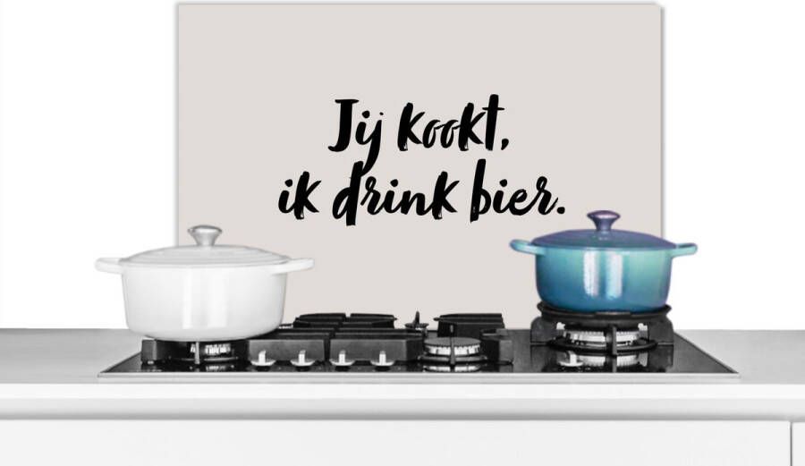 KitchenYeah Spatscherm keuken 70x50 cm Kookplaat achterwand Quote Taupe Jij kookt ik drink bier Muurbeschermer Spatwand fornuis Hoogwaardig aluminium