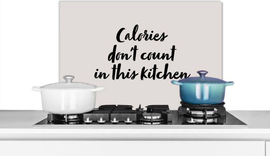 KitchenYeah Spatscherm keuken 70x50 cm Kookplaat achterwand Quotes Koken Spreuken Calories don't count in this kitchen Muurbeschermer Spatwand fornuis Hoogwaardig aluminium