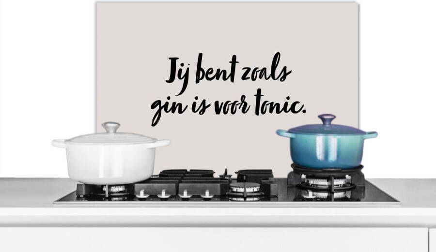 KitchenYeah Spatscherm keuken 70x50 cm Kookplaat achterwand Taupe Quote Jij bent zoals gin is voor tonic Muurbeschermer Spatwand fornuis Hoogwaardig aluminium