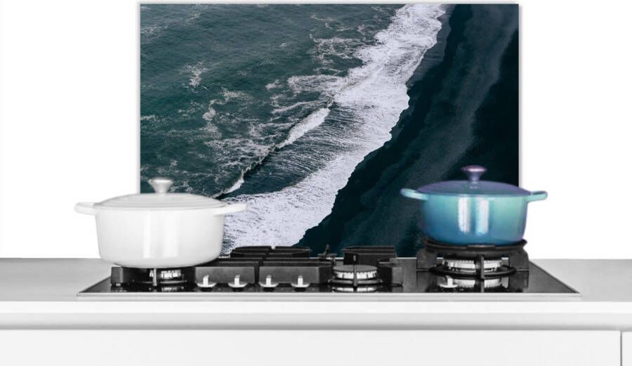 KitchenYeah Spatscherm keuken 70x50 cm Kookplaat achterwand Water Strand Zwart Muurbeschermer Spatwand fornuis Hoogwaardig aluminium