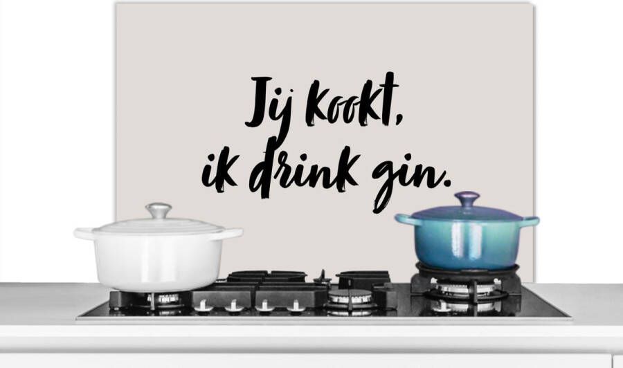 KitchenYeah Spatscherm keuken 80x55 cm Kookplaat achterwand Jij kookt ik drink gin Quote Taupe Muurbeschermer Spatwand fornuis Hoogwaardig aluminium