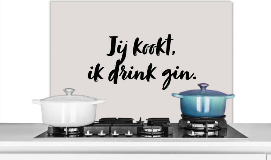 KitchenYeah Spatscherm keuken 80x55 cm Kookplaat achterwand Jij kookt ik drink gin Quote Taupe Muurbeschermer Spatwand fornuis Hoogwaardig aluminium