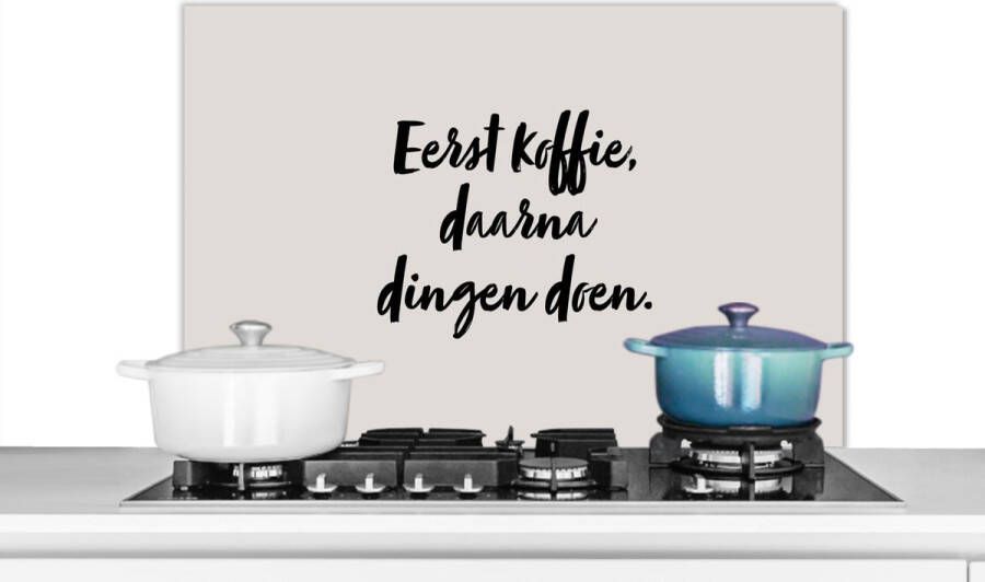 KitchenYeah Spatscherm keuken 80x55 cm Kookplaat achterwand Quote Eerst koffie daarna dingen doen Taupe Muurbeschermer Spatwand fornuis Hoogwaardig aluminium