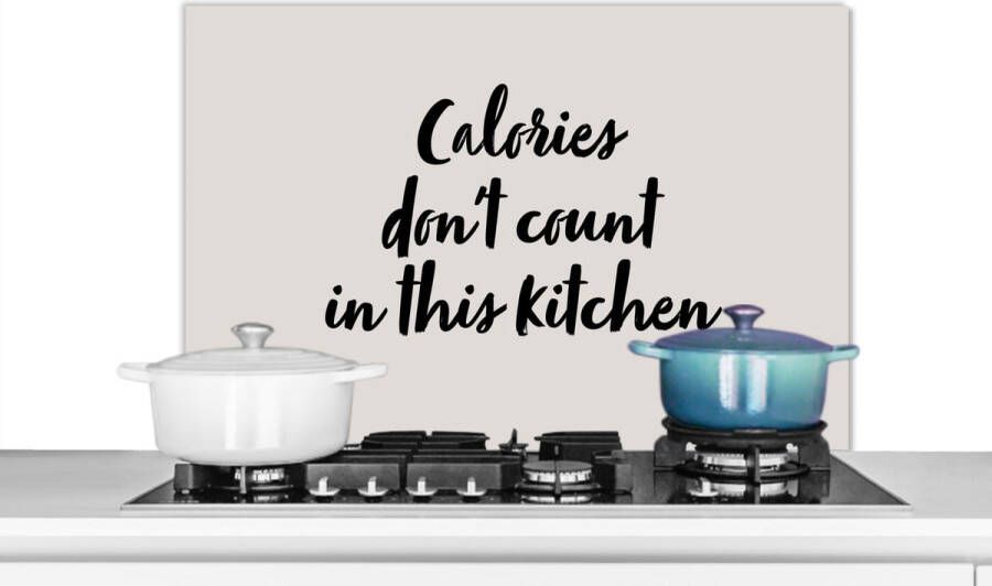 KitchenYeah Spatscherm keuken 80x55 cm Kookplaat achterwand Quotes Koken Spreuken Calories don't count in this kitchen Muurbeschermer Spatwand fornuis Hoogwaardig aluminium