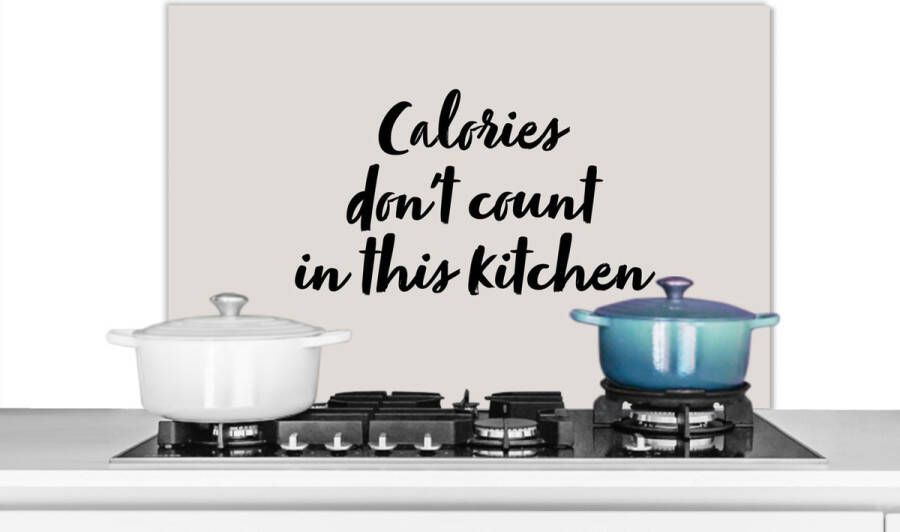 KitchenYeah Spatscherm keuken 80x55 cm Kookplaat achterwand Quotes Koken Spreuken Calories don't count in this kitchen Muurbeschermer Spatwand fornuis Hoogwaardig aluminium