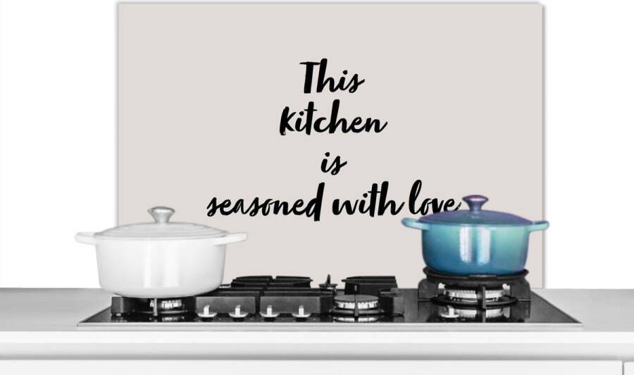 KitchenYeah Spatscherm keuken 80x55 cm Kookplaat achterwand Quotes Koken Spreuken This kitchen is seasoned with love Liefde Muurbeschermer Spatwand fornuis Hoogwaardig aluminium