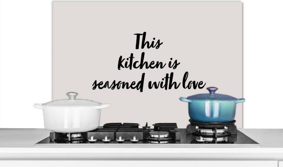 KitchenYeah Spatscherm keuken 80x55 cm Kookplaat achterwand Quotes Koken Spreuken This kitchen is seasoned with love Liefde Muurbeschermer Spatwand fornuis Hoogwaardig aluminium