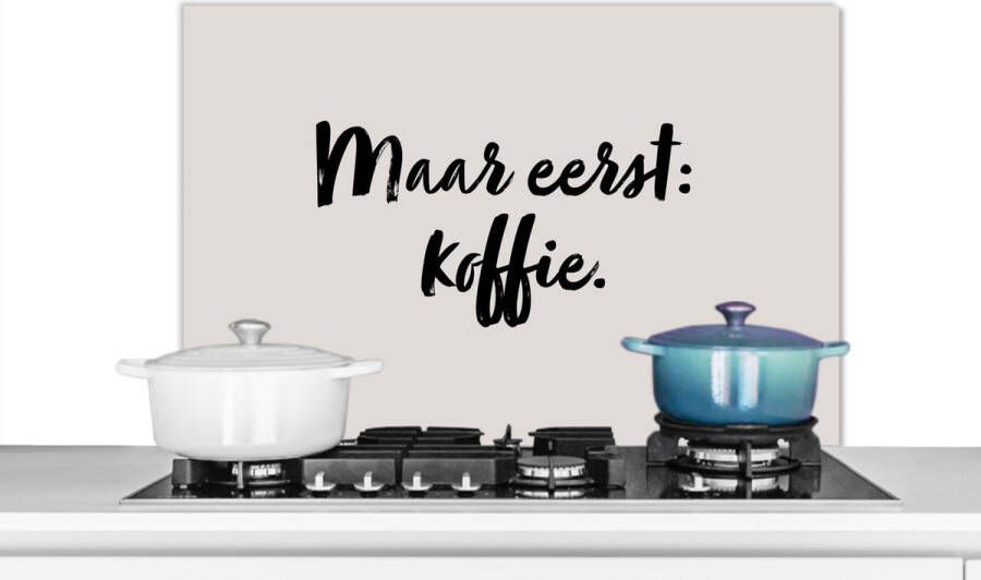 KitchenYeah Spatscherm keuken 80x55 cm Kookplaat achterwand Taupe Quote Maar eerst koffie Muurbeschermer Spatwand fornuis Hoogwaardig aluminium
