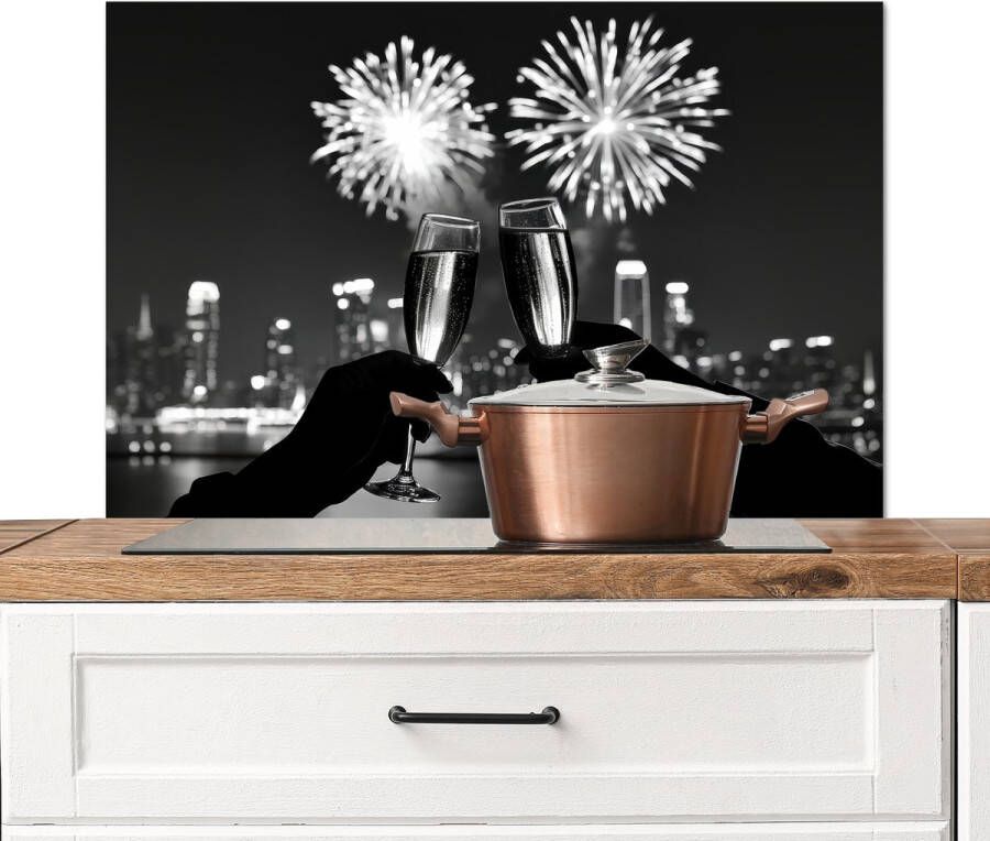 KitchenYeah Spatscherm keuken 80x55 cm Kookplaat achterwand Vuurwerk Proosten Skyline Champagne Muurbeschermer Spatwand fornuis Hoogwaardig aluminium