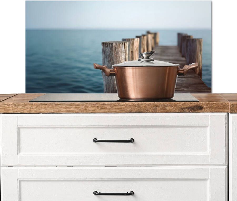 KitchenYeah Spatscherm keuken 90x45 cm Kookplaat achterwand Houten steiger Helderblauwe lucht Muurbeschermer Spatwand fornuis Hoogwaardig aluminium