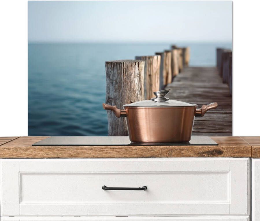 KitchenYeah Spatscherm keuken 90x60 cm Kookplaat achterwand Houten steiger Helderblauwe lucht Muurbeschermer Spatwand fornuis Hoogwaardig aluminium