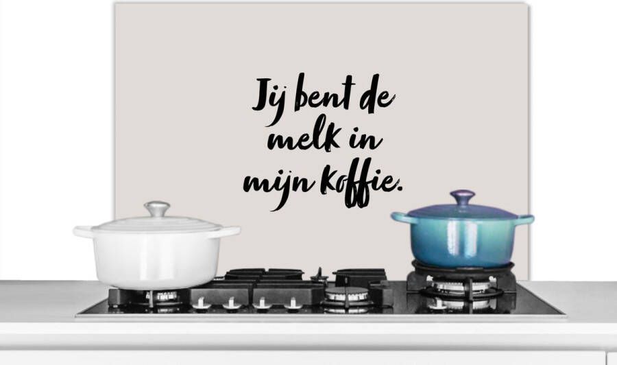 KitchenYeah Spatscherm keuken 90x60 cm Kookplaat achterwand Taupe Jij bent de melk in mijn koffie Quote Muurbeschermer Spatwand fornuis Hoogwaardig aluminium