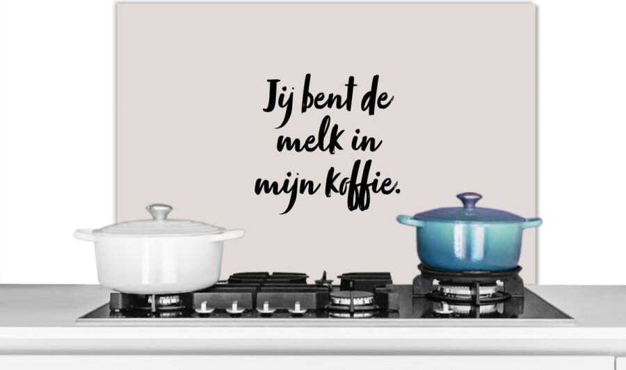 KitchenYeah Spatscherm keuken 90x60 cm Kookplaat achterwand Taupe Jij bent de melk in mijn koffie Quote Muurbeschermer Spatwand fornuis Hoogwaardig aluminium